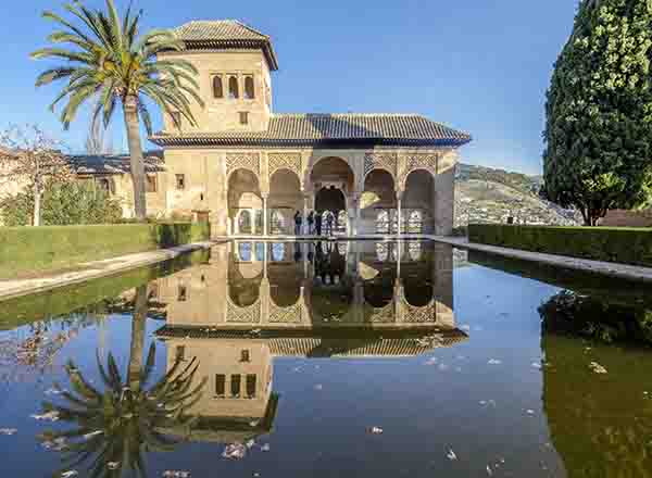 Granada 095 - La Alhambra - Torre de las Damas y alberca del Partal.jpg